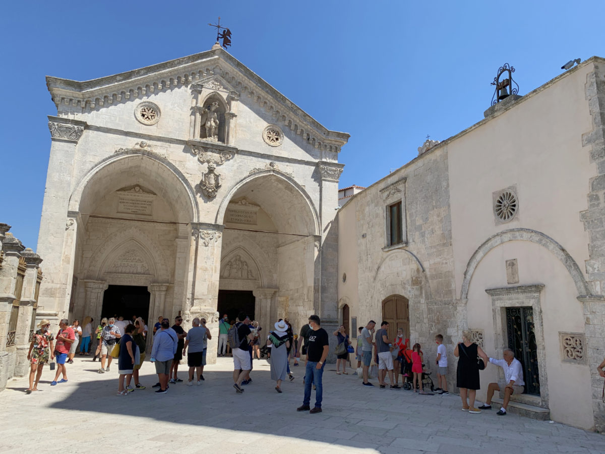 Monte Sant’Angelo in vhod v cerkev na podzemnimi jamami.