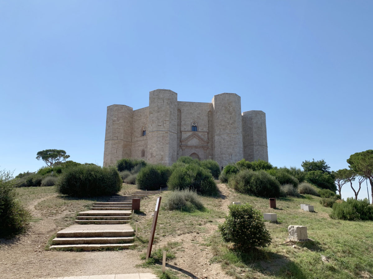 Castel del Monte v svoji veličini.