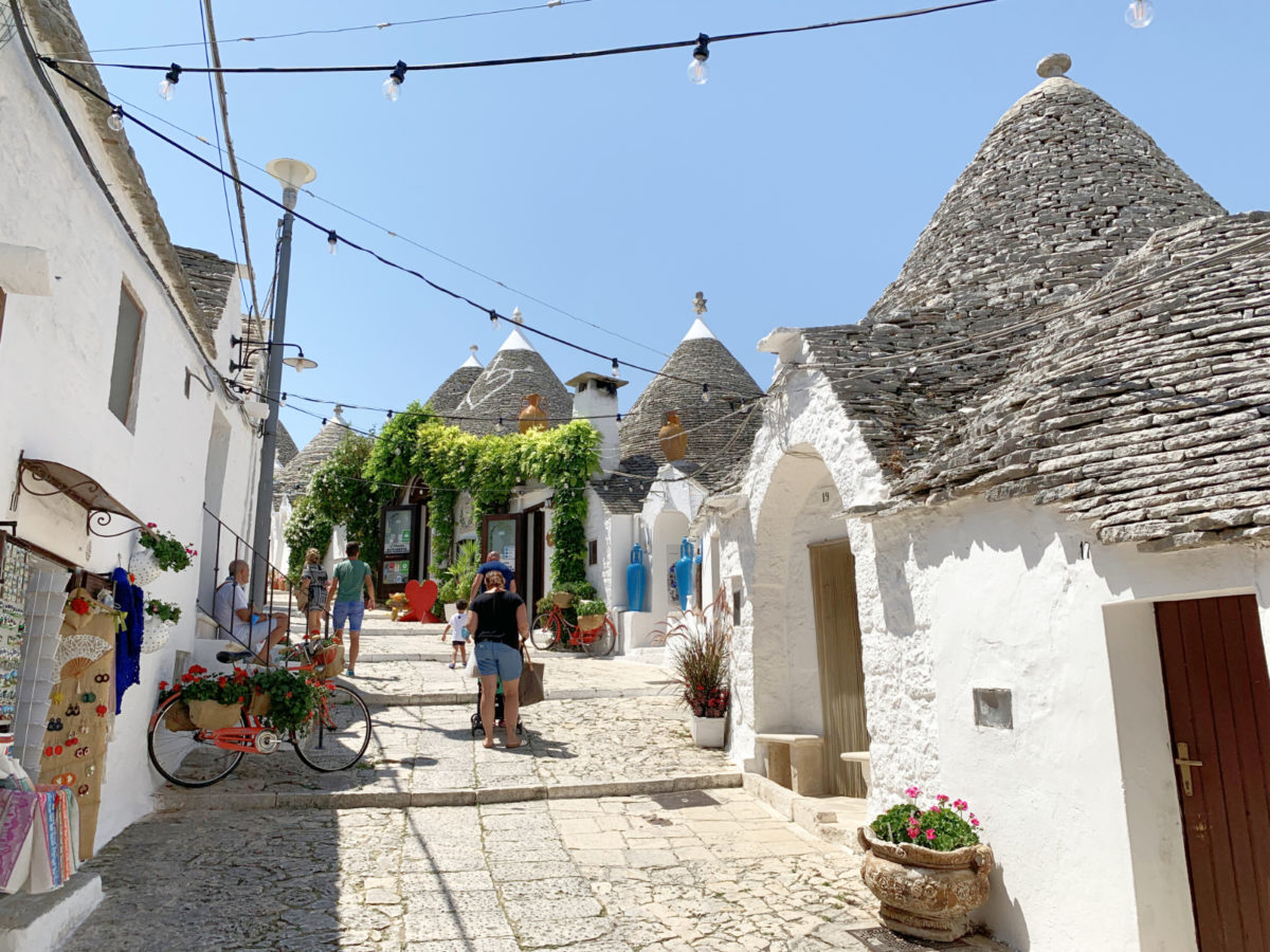 Živahna trulli soseska s trgovinicami in gostilnami.