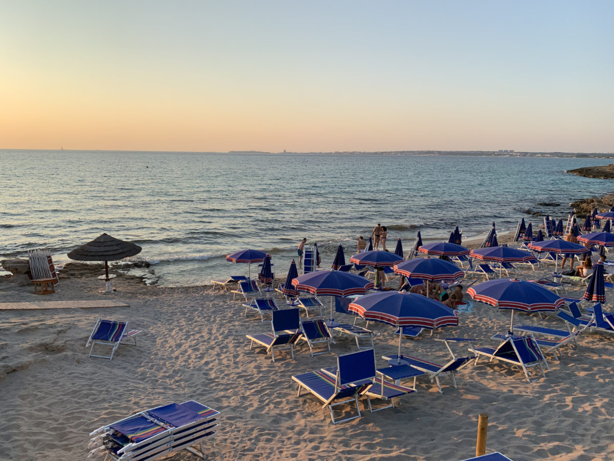 Čudovite plaže, a žal večinoma napolnjene z ležalniki.