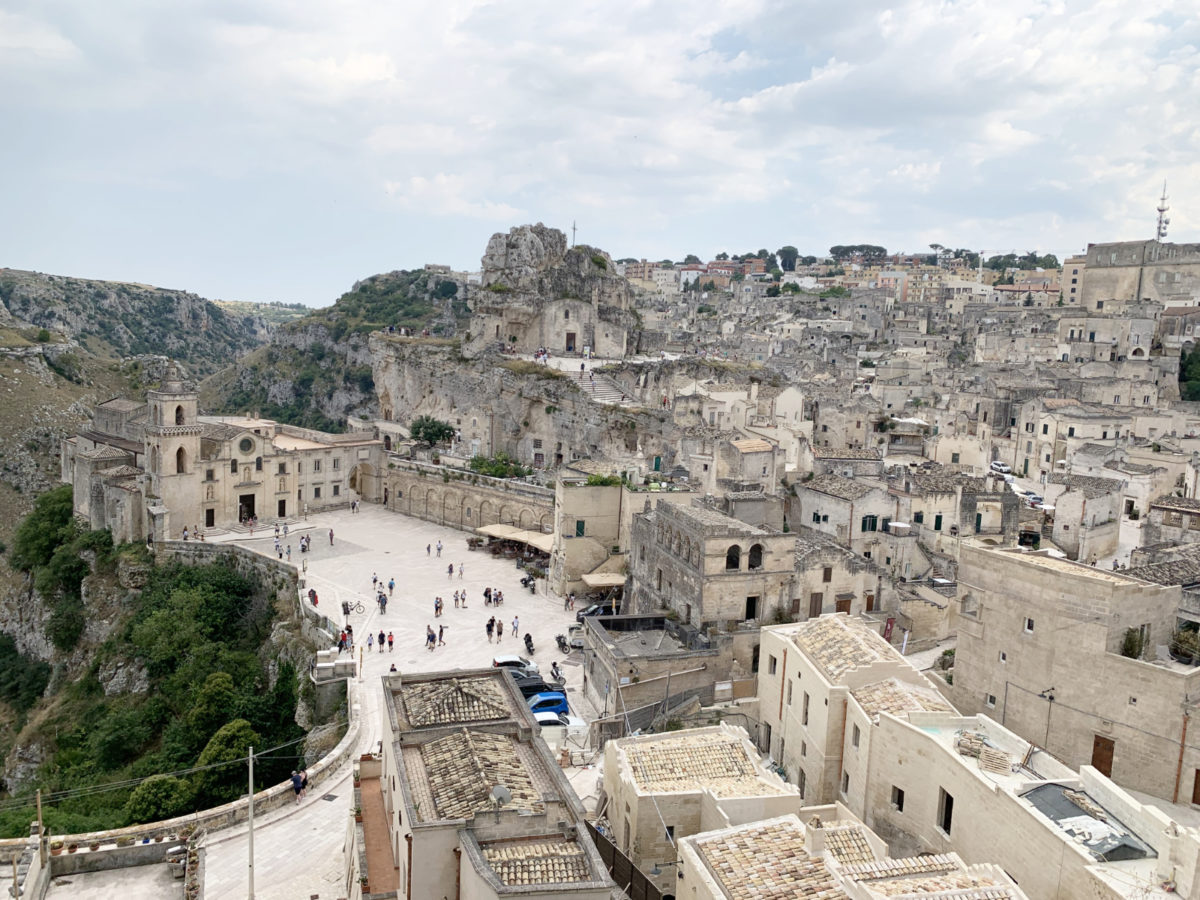 Matera in pogled na revnejši predel Sassi Caveoso.