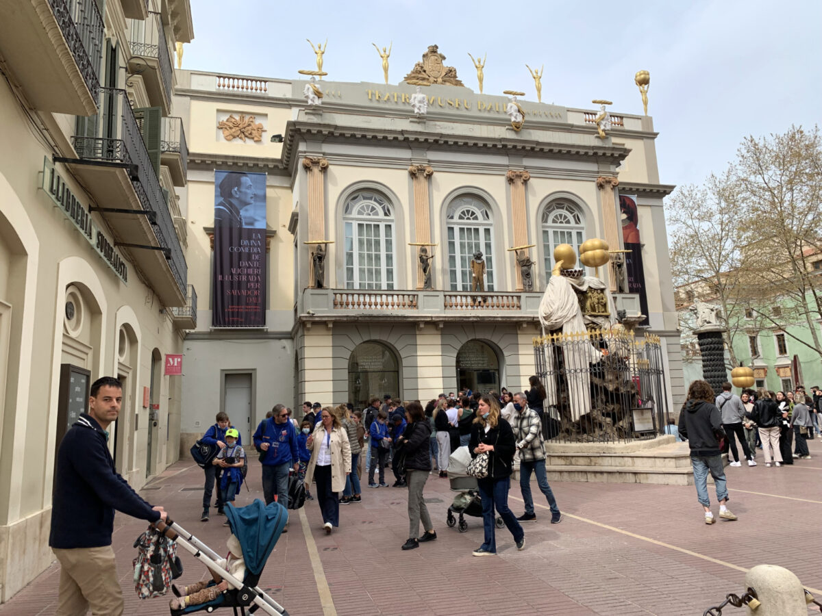 Vhod v Dalijev muzej Museo Teatro v Figueresu.