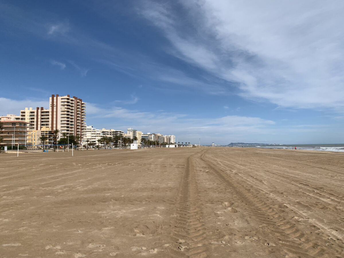 Neskončne peščene plaže in betonski bloki v zaledju v mestu Gandia.