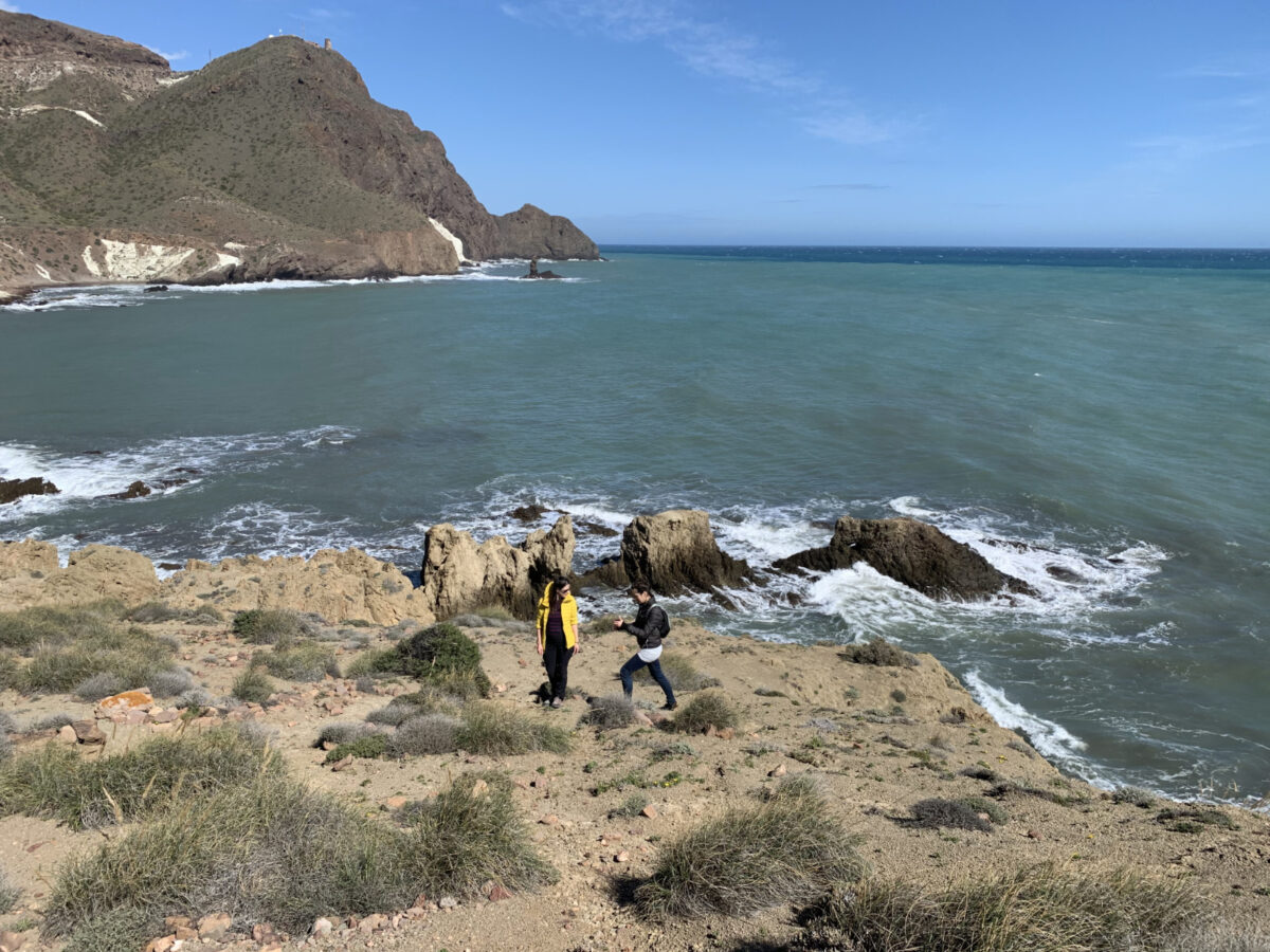 Razburkano morje in strme pečine, divjina Cabo de Gata.