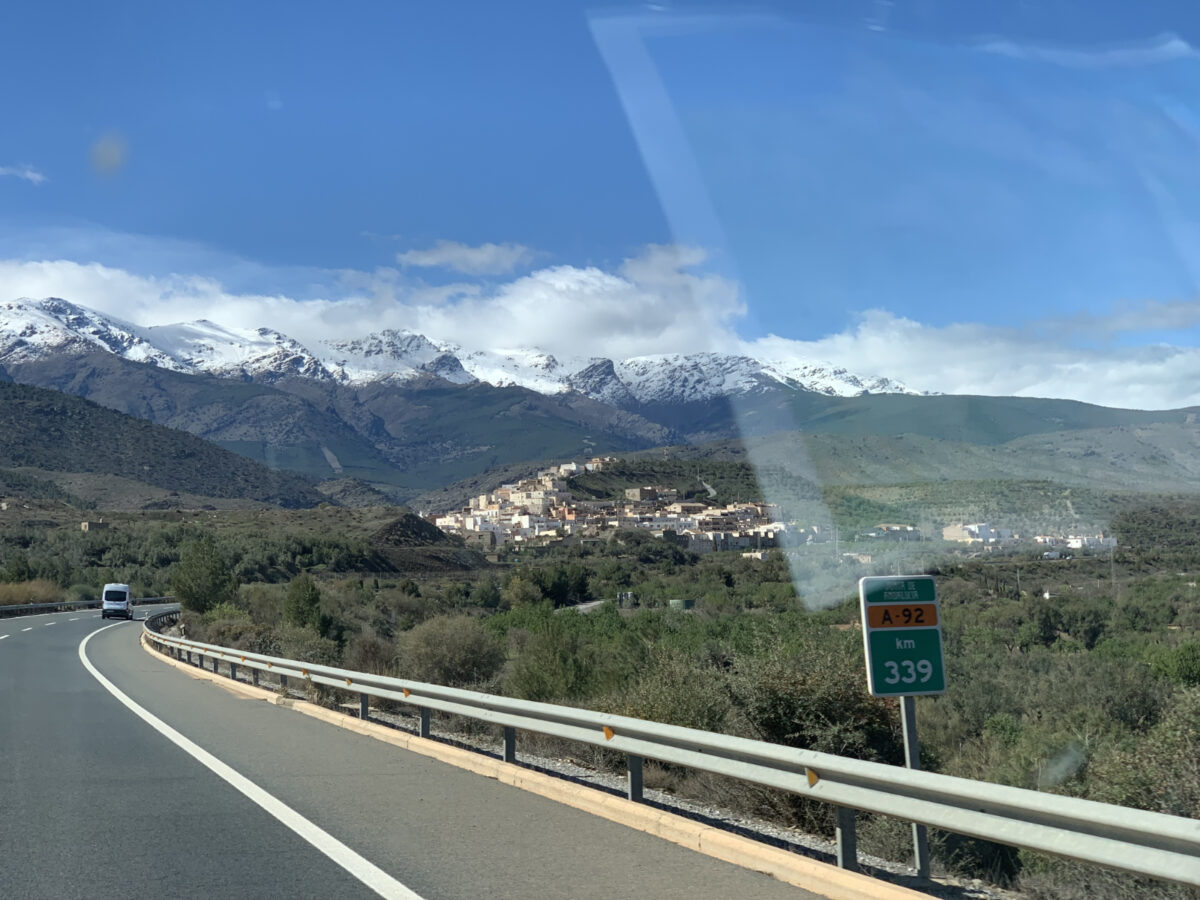 Zasneženi vrhovi Sierra Nevade.