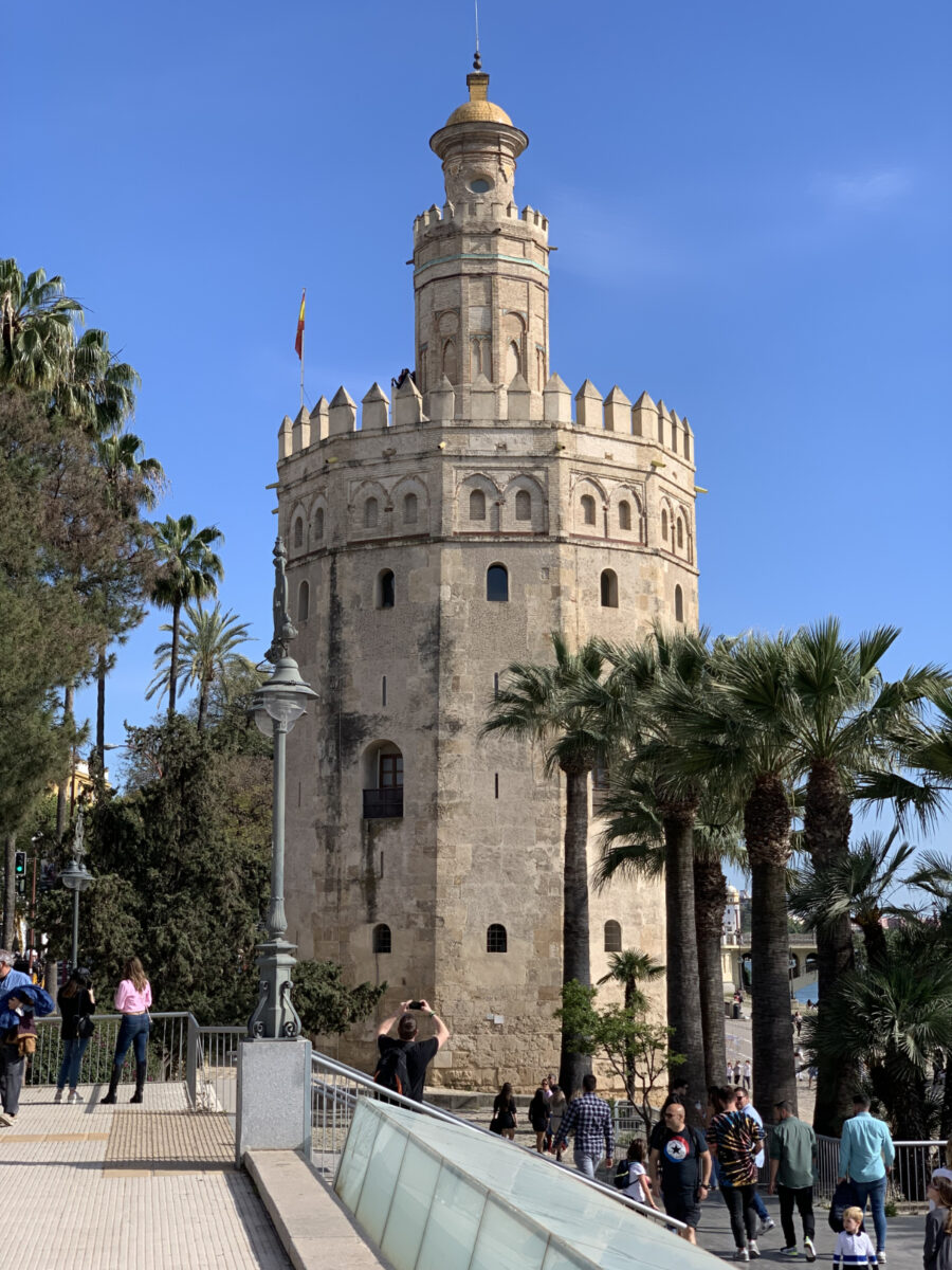 Torre del Oro, obrambni stolp iz 13. stoletja ob reki Guadalquivir.